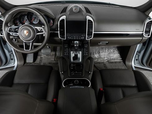 Used 2018 Porsche Cayenne Platinum Edition w/ Premium Package image 34