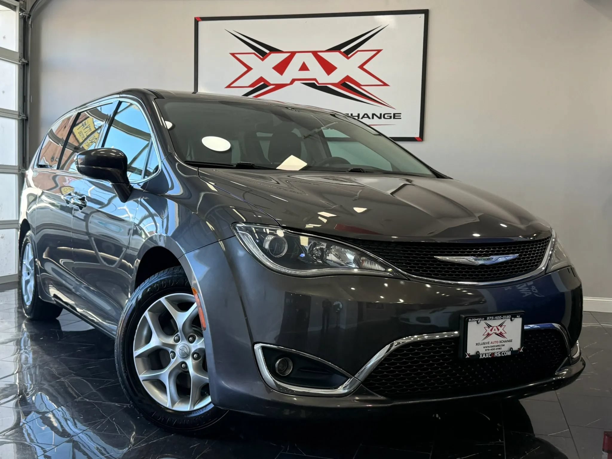 Used 2018 Chrysler Pacifica Touring Plus w/ Tire & Wheel Group FWD image 41