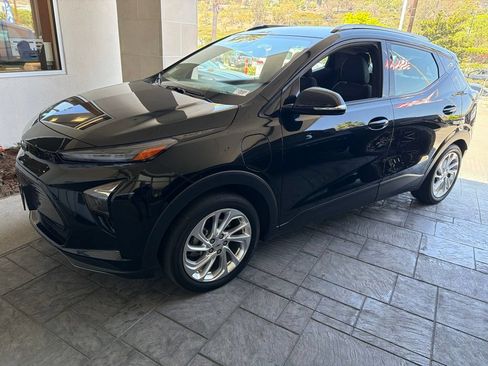 Used 2023 Chevrolet Bolt EUV LT w/ Comfort Package FWD image 3