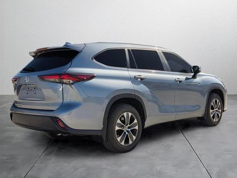 Used 2024 Toyota Highlander XLE FWD image 4
