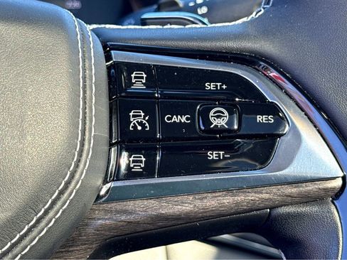 Used 2022 Jeep Grand Cherokee Overland w/ Advanced Protech Group III image 17