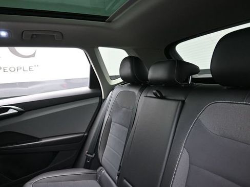 Used 2023 Volkswagen Taos SE w/ Panoramic Sunroof Package FWD image 23