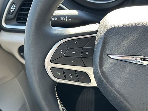 Used 2024 Chrysler Pacifica Touring-L image 27