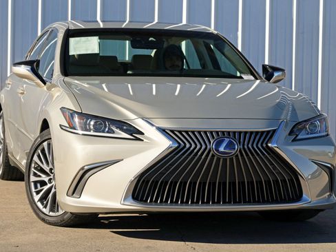 Used 2020 Lexus ES 300h w/ Premium Package image 2