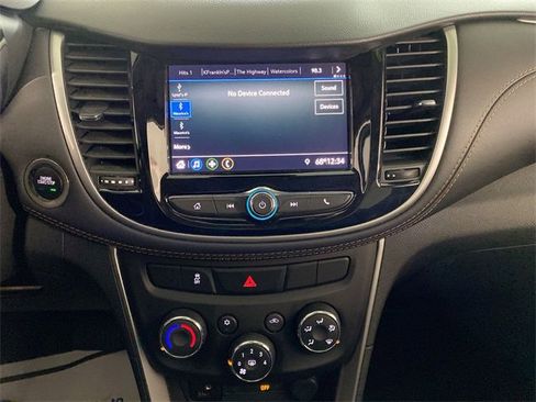 Used 2022 Chevrolet Trax LT w/ LT Convenience Package image 38