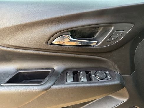 Used 2018 Chevrolet Equinox LT image 18