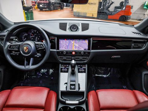 Used 2025 Porsche Macan image 16