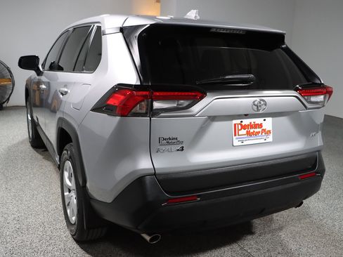 Used 2022 Toyota RAV4 LE image 9