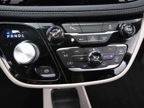 Used 2020 Chrysler Pacifica Limited FWD image 17