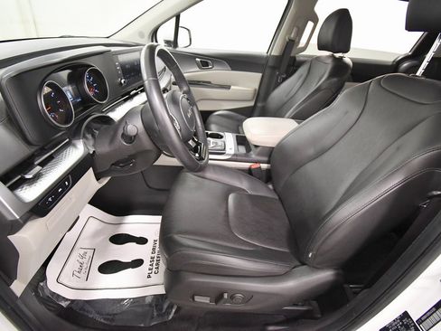 Certified 2024 Kia Carnival LX image 14