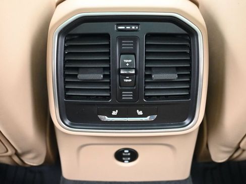 Certified 2024 Porsche Macan AWD/4WD image 8