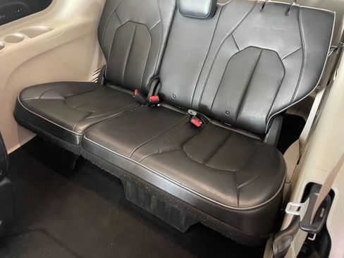 Used 2020 Chrysler Pacifica Limited image 22