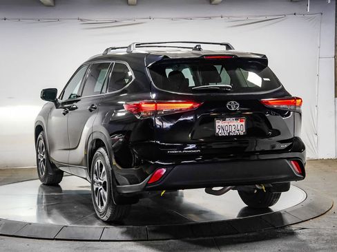 Used 2022 Toyota Highlander XLE FWD image 2