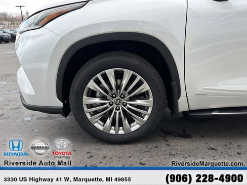 Used 2026 Toyota Highlander Platinum image 11