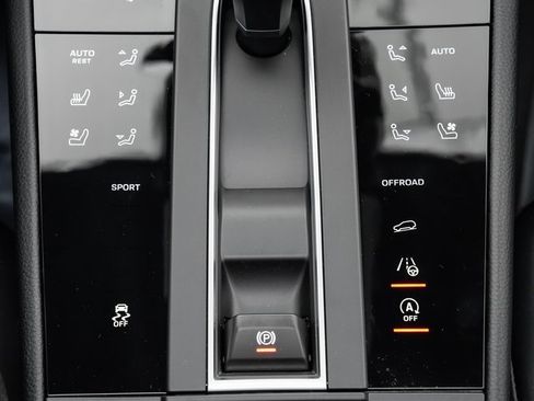 Certified 2025 Porsche Macan image 20