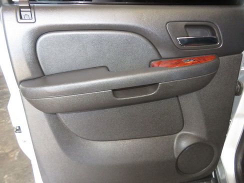 Used 2013 Chevrolet Avalanche LTZ image 23