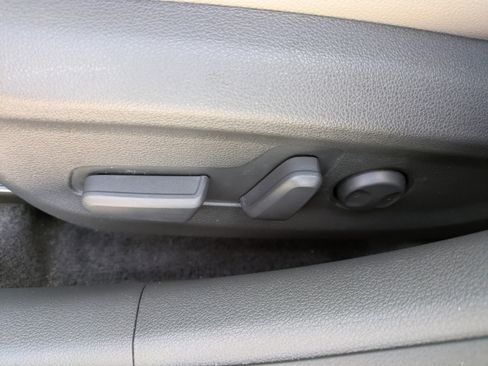 Used 2020 Hyundai Elantra Limited image 18