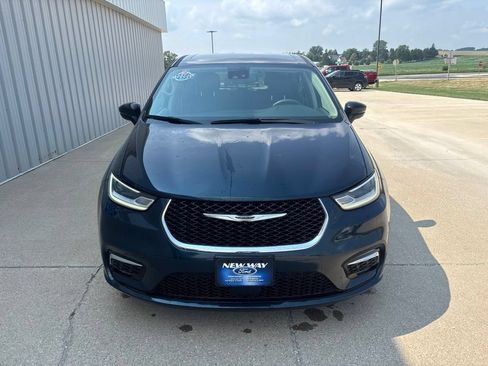 Used 2024 Chrysler Pacifica Limited FWD image 2