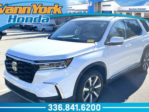 Certified 2023 Honda Pilot Touring image 1