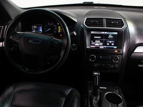 Used 2016 Ford Explorer XLT w/ Equipment Group 202A image 8