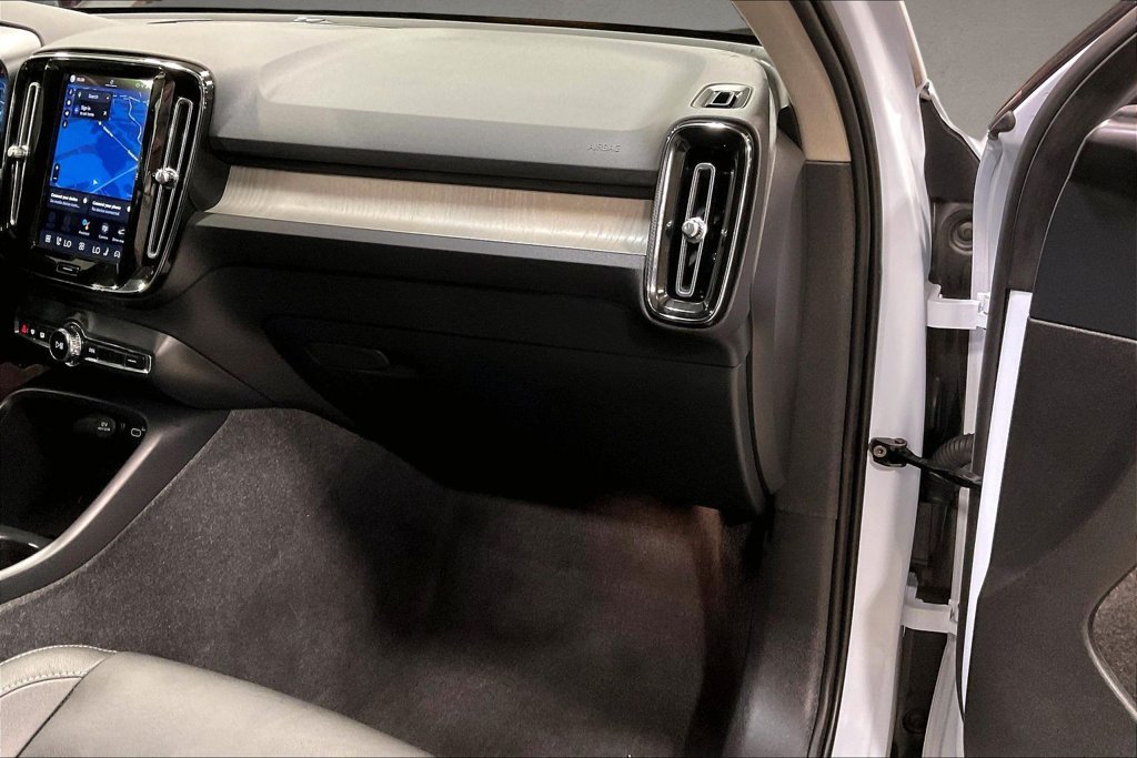 Certified 2024 Volvo XC40 B5 Core AWD/4WD image 27