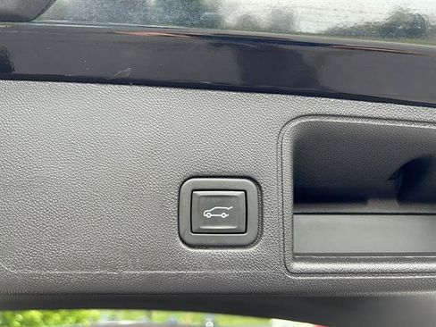 Used 2024 GMC Terrain SLE w/ Driver Convenience Package FWD image 8