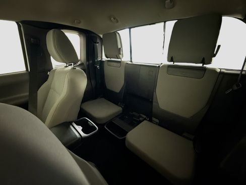 Used 2018 Toyota Tacoma SR w/ SR Convenience Package image 24