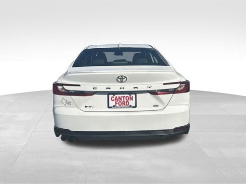 Used 2025 Toyota Camry SE image 4