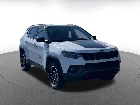 Used 2025 Jeep Compass Trailhawk image 3