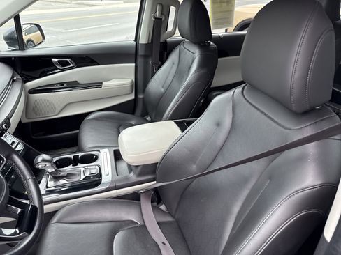 Used 2022 Kia Carnival EX FWD image 12