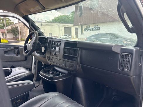 Used 2016 Chevrolet Express 2500 RWD image 10