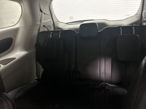 Used 2024 Chrysler Pacifica Touring-L image 27