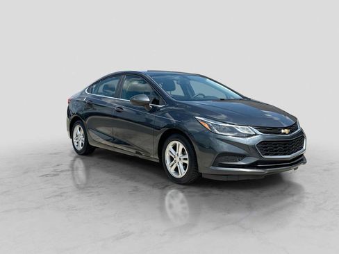 Used 2018 Chevrolet Cruze LT w/ Convenience Package FWD image 8