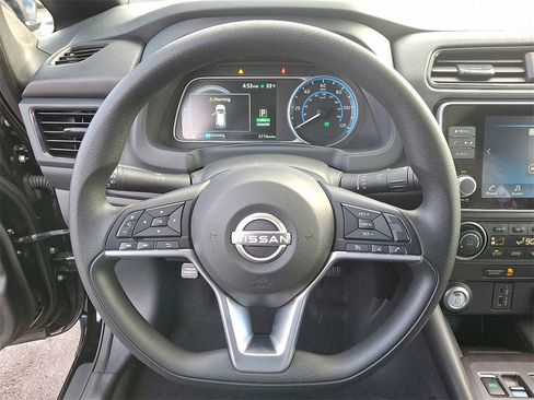Used 2025 Nissan Leaf S image 18