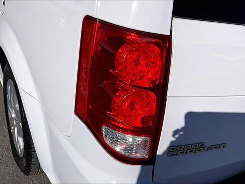 Used 2018 Dodge Grand Caravan SE w/ UConnect Hands-Free Group image 28