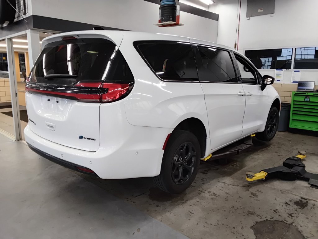 Used 2024 Chrysler Pacifica Limited FWD image 2