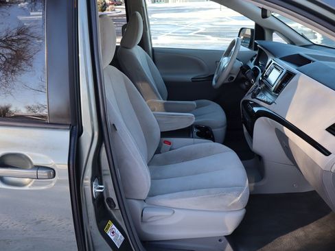 Used 2014 Toyota Sienna LE image 24
