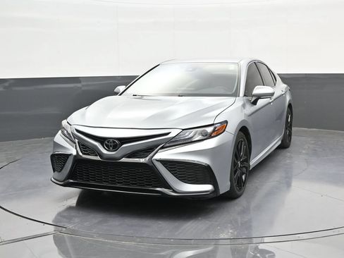 Used 2023 Toyota Camry XSE FWD image 3