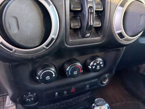 Used 2018 Jeep Wrangler Unlimited Sahara image 39