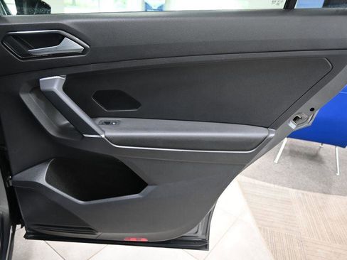 Used 2018 Volkswagen Tiguan SE w/ Panoramic Sunroof Package AWD/4WD image 12