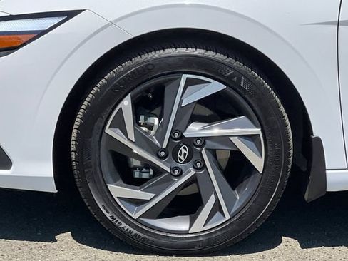 Certified 2025 Hyundai Elantra Sport FWD image 32