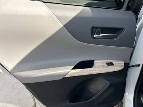 Used 2023 Toyota Venza Limited image 12