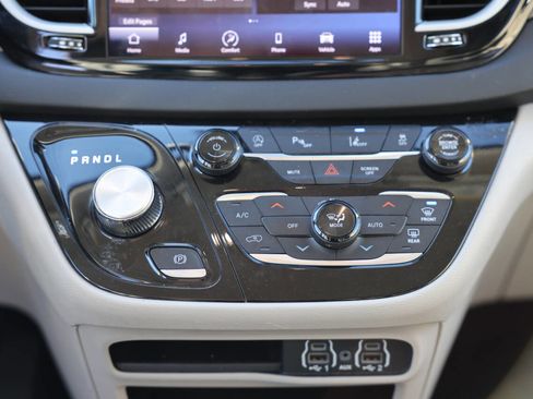 Used 2024 Chrysler Pacifica Touring-L image 22