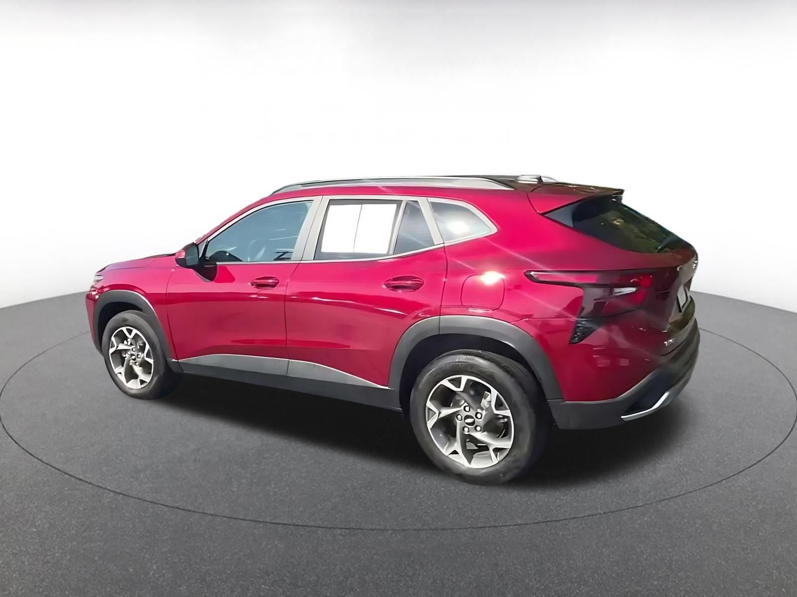 Used 2025 Chevrolet Trax LT FWD image 9