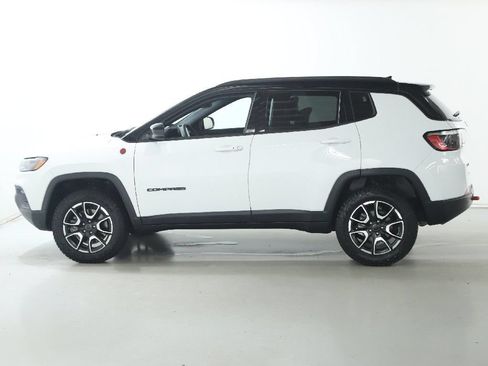 Used 2025 Jeep Compass Trailhawk AWD/4WD image 38