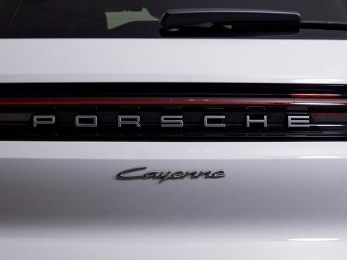 Used 2025 Porsche Cayenne image 12