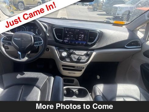 Used 2024 Chrysler Pacifica Touring-L FWD image 10