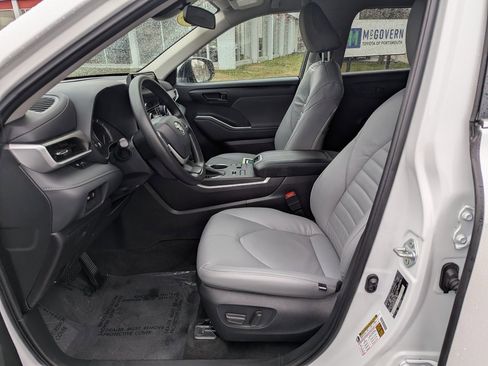 Used 2023 Toyota Highlander L image 18
