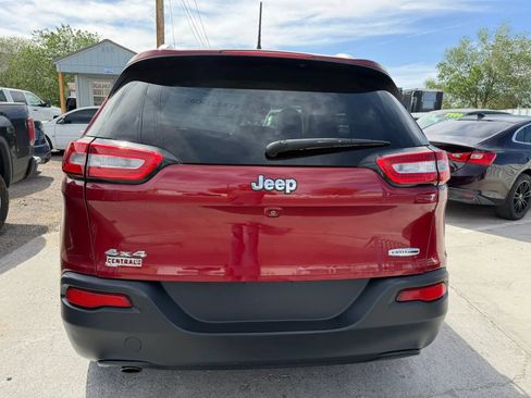 Used 2016 Jeep Cherokee Latitude w/ Cold Weather Group AWD/4WD image 5