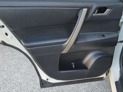 Used 2011 Toyota Highlander SE image 29